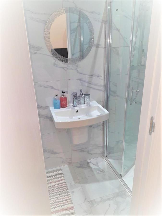 Grand Bleu - London - Next To Piccadilly Line Tube Station & Brand New Facilities Hotel Exterior photo