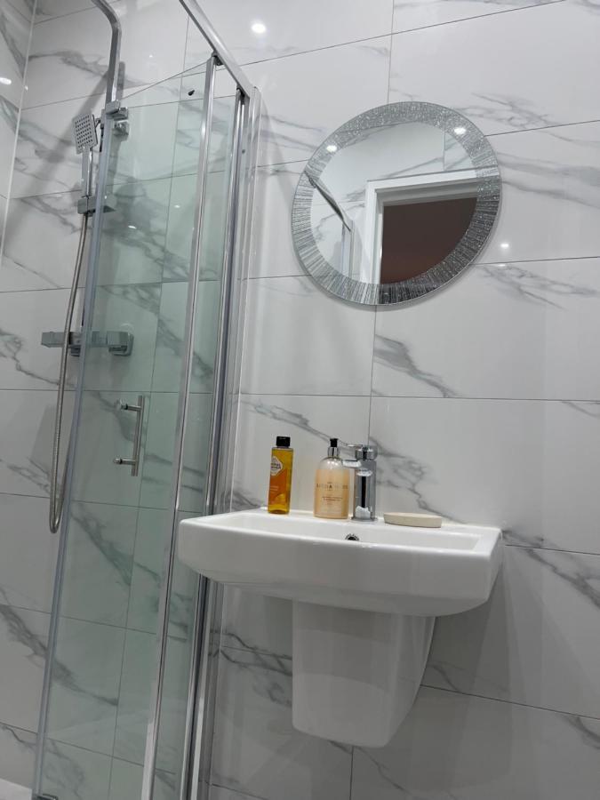 Grand Bleu - London - Next To Piccadilly Line Tube Station & Brand New Facilities Hotel Exterior photo